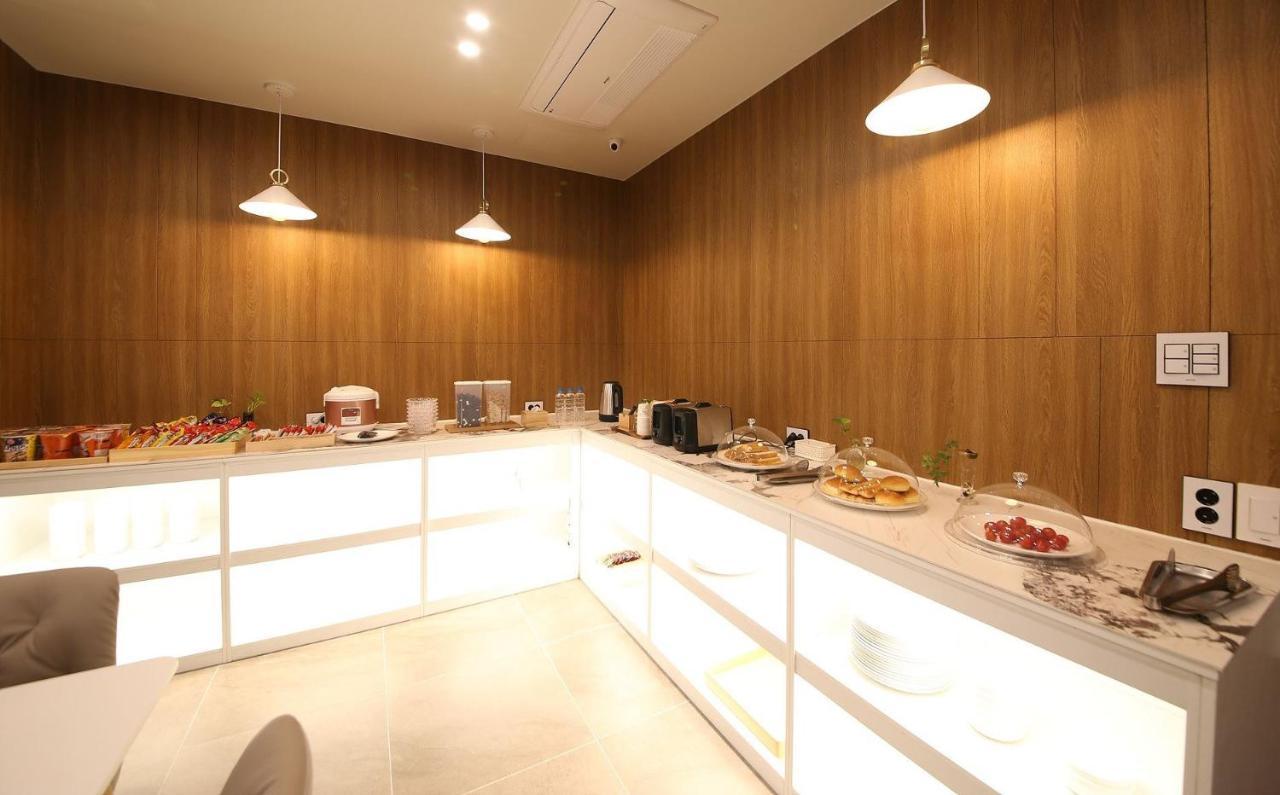 Brown Dot Hotel Sinan Кванджу Экстерьер фото