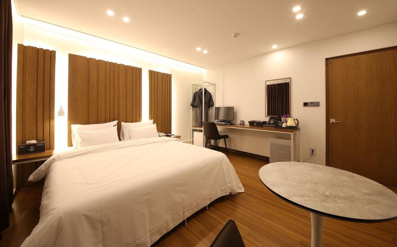 Brown Dot Hotel Sinan Кванджу Экстерьер фото