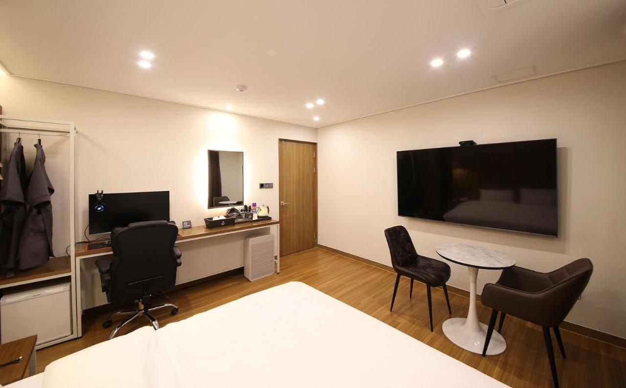 Brown Dot Hotel Sinan Кванджу Экстерьер фото