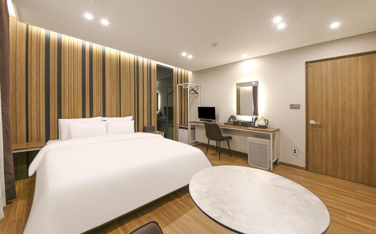Brown Dot Hotel Sinan Кванджу Экстерьер фото
