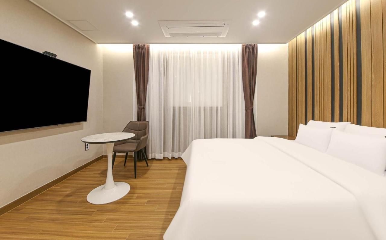 Brown Dot Hotel Sinan Кванджу Экстерьер фото