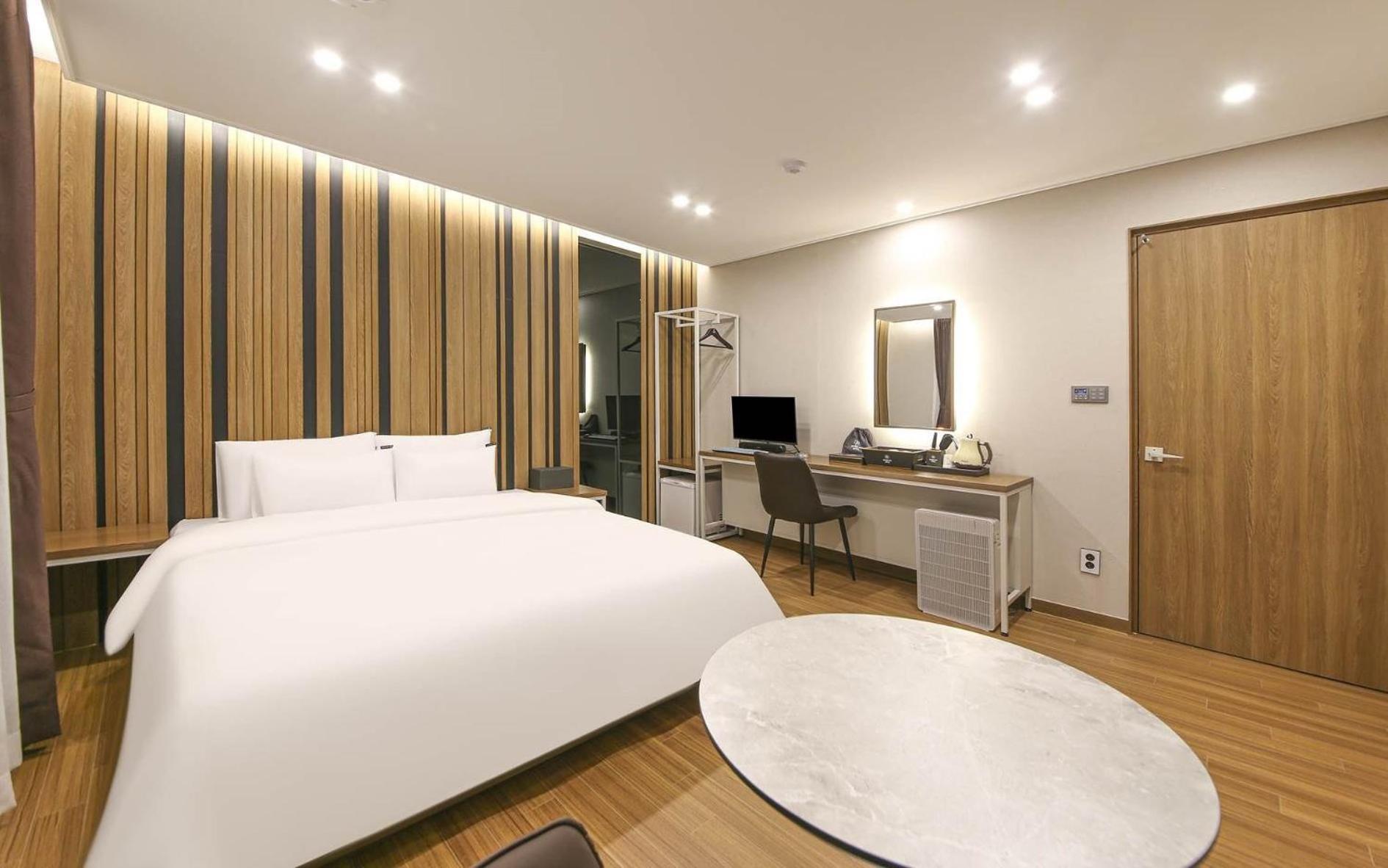 Brown Dot Hotel Sinan Кванджу Экстерьер фото